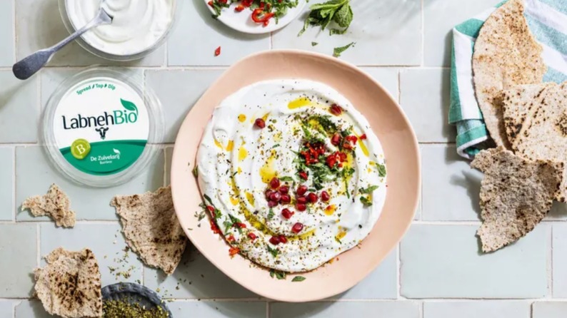 Labneh is een dikke, licht gezouten yoghurtkaas uit het Midden-Oosten. De Zuivelarij ontwikkelde er een biologische variant van