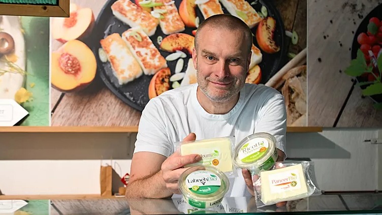 David De Coster richtte De Zuivelarij op in 2014. Vandaag bestaat van vier van de vijf producten ook een biologische variant