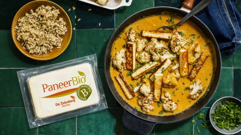 Voor de biologische paneer gebruikt De Zuivelarij zowel verse biomelk als biologische kaaswei die overblijft bij de productie van Berloumi Bio