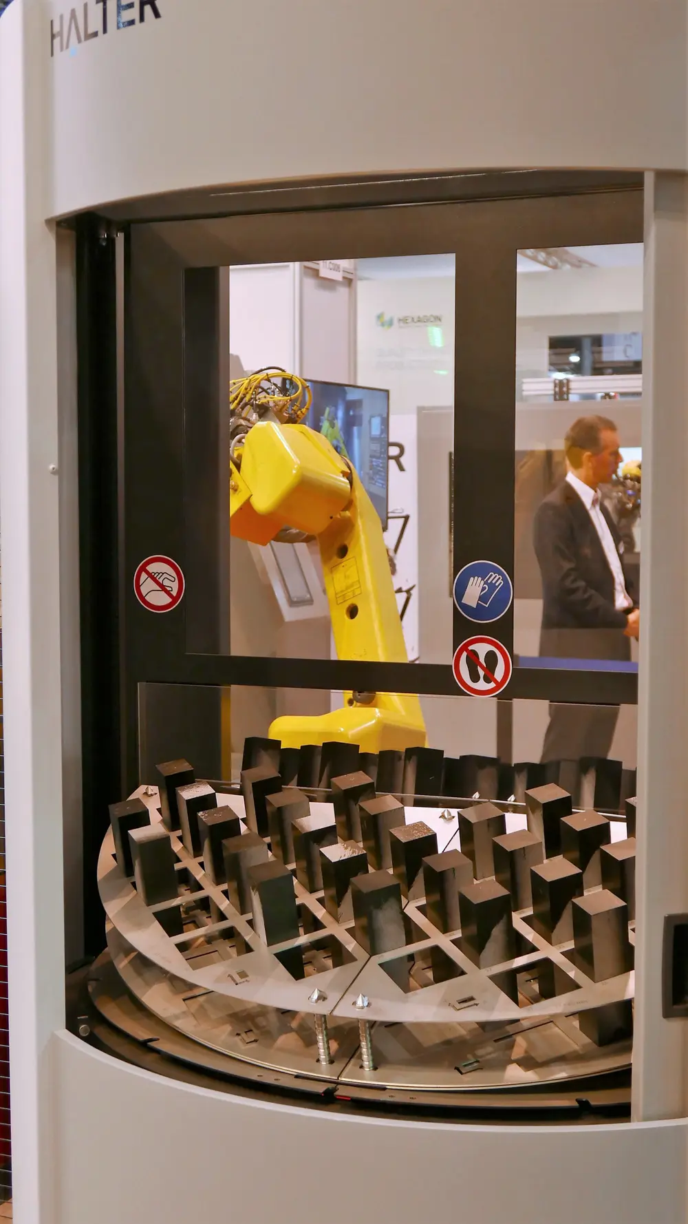 Met de keuze voor plug and play systemen zoals die van Halter CNC Automation komt het thema safety op het bord van de system integrator