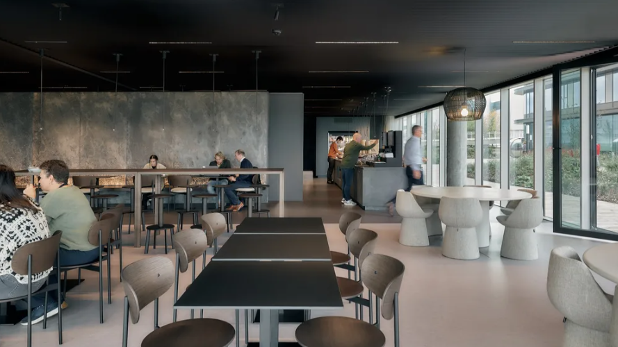Xenon Restaurant combineert natuurlijke materialen, gedempte verlichting en maatwerk in een warme eetomgeving