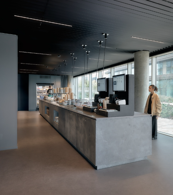 De maatwerkcounter vormt een centraal onderdeel van de vernieuwde selfservicezone