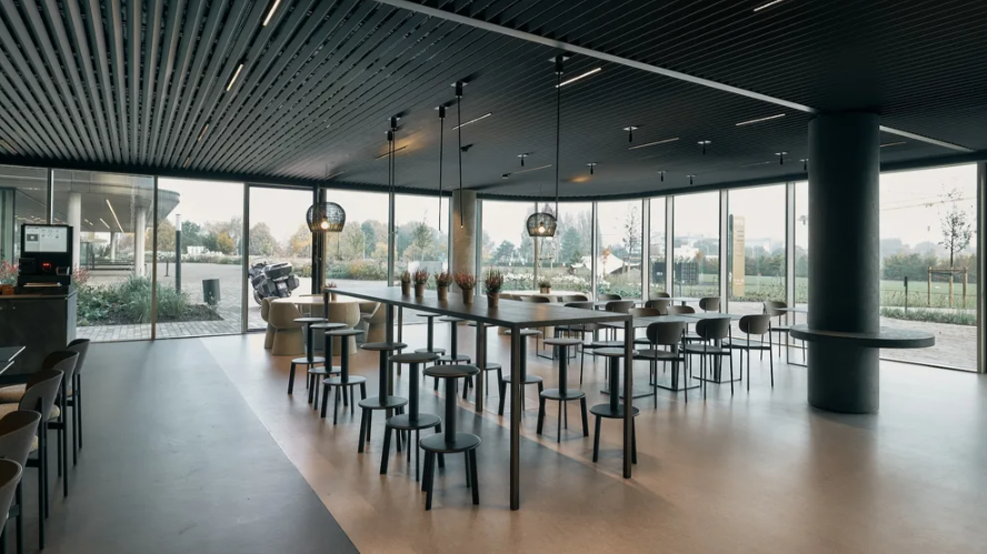 Grote raampartijen brengen daglicht binnen in het personeelsrestaurant van 240 m²