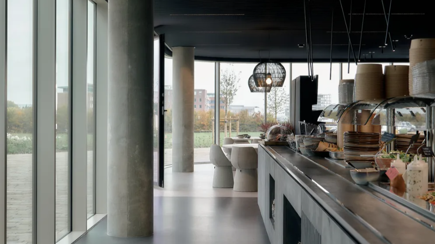 De compacte keuken en selfservicezone sluiten aan op de open eetruimte