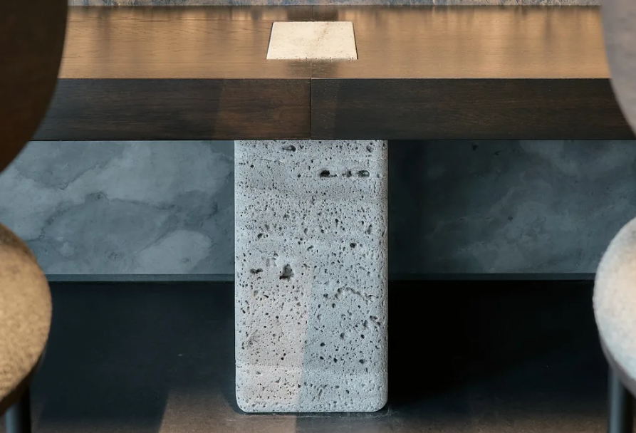De natuurstenen ondersteuning toont de verfijnde materiaalovergangen in het maatwerk