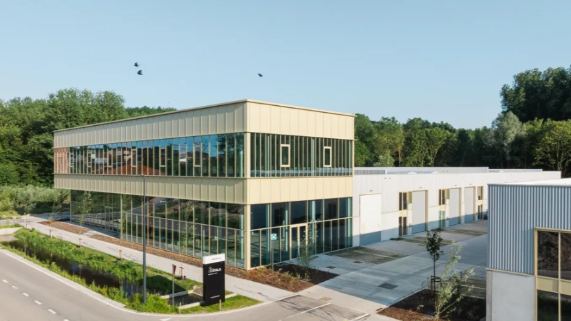 De doorlopende glasgevel geeft het bedrijfsverzamelgebouw Catala in Drogenbos een strakke architecturale uitstraling