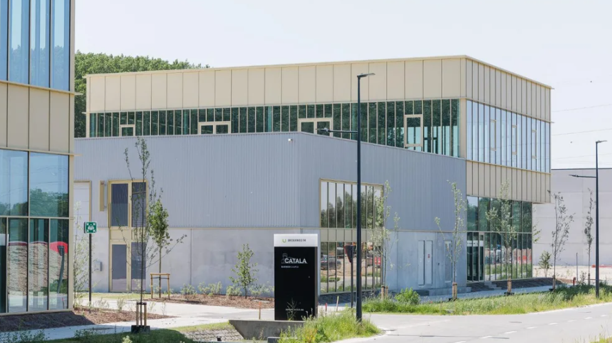 De combinatie van glas en gesloten gevelelementen bepaalt het herkenbare karakter van het gebouw