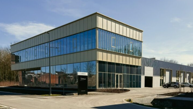 De volledig beglaasde verdieping loopt door rond de hoeken van het gebouw