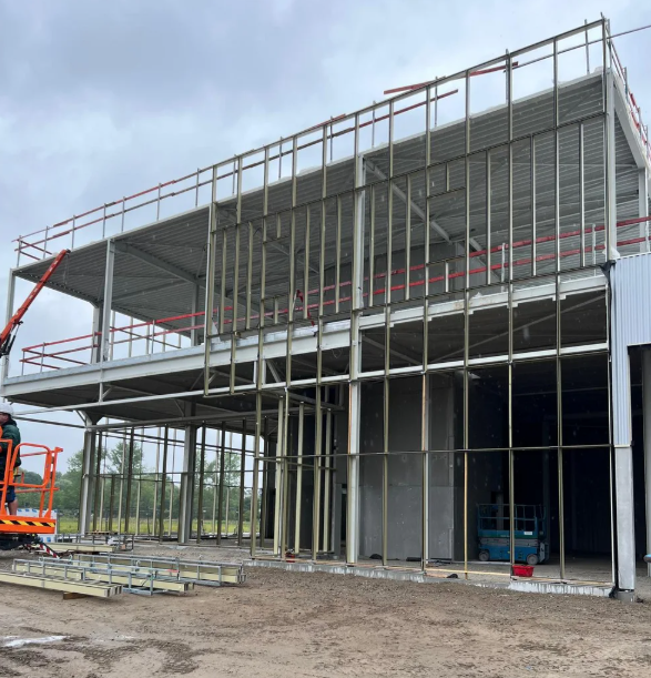 De repetitieve gevelstructuur vraagt een consequente uitlijning van de aluminium profielen