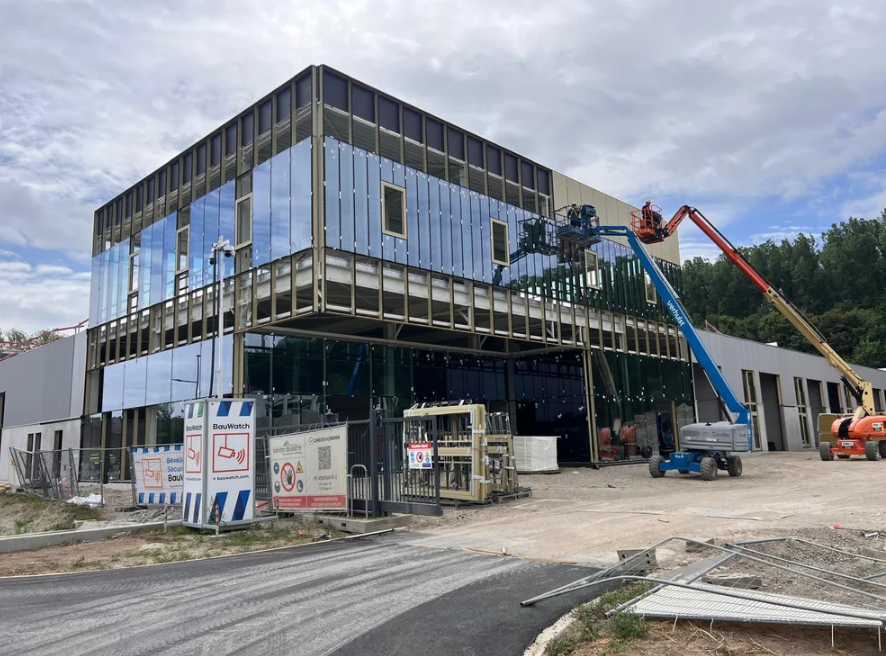 De montage van de glasgevel vereiste een nauwkeurige afstemming tussen de verschillende gevelelementen