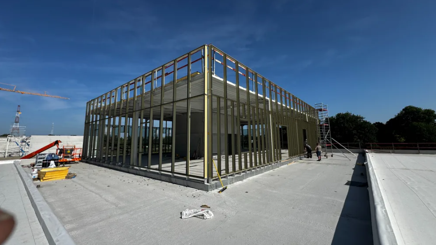 De aluminium draagstructuur krijgt vorm tijdens de montage van de gevel