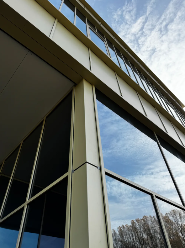 De doorlopende glaspartijen en strakke hoekafwerking bepalen het architecturale eindbeeld