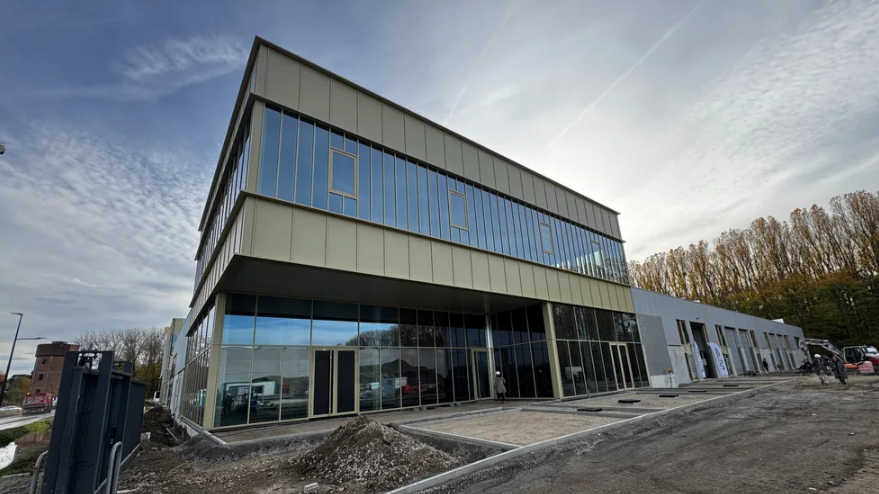 De aansluiting tussen glas, aluminium profielen en gesloten gevelelementen vroeg bijzondere aandacht