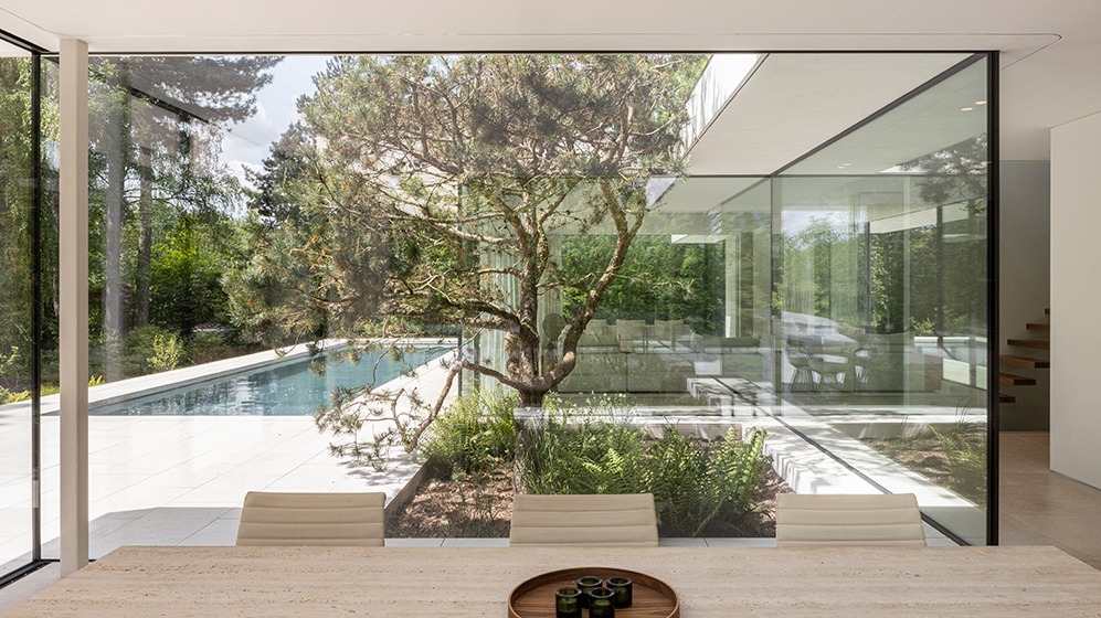 Grote glaspartijen en minimale profielbreedtes versterken de openheid van het interieur (Allaert Aluminium)