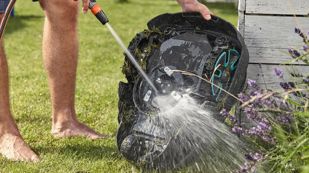 robotmaaier grasmachine grasmaaier onderhoud makkelijk schoonmaken maairobot