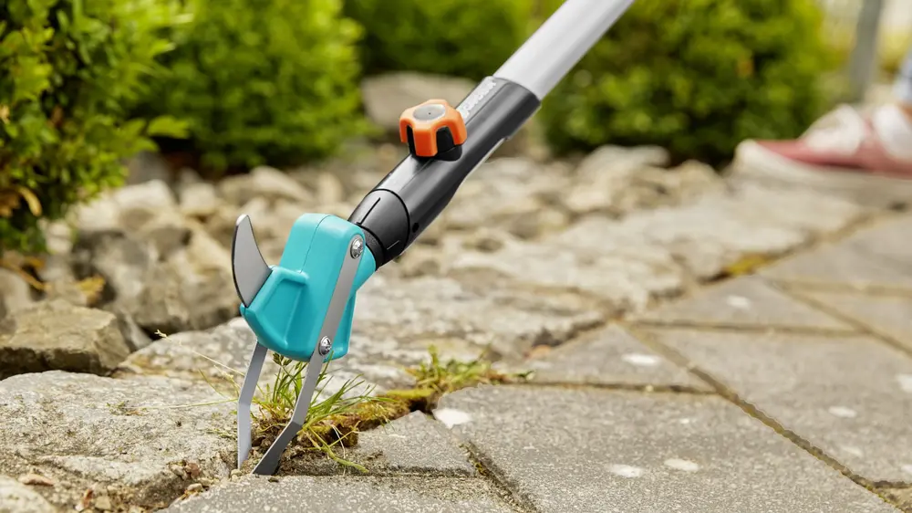 Onkruid zonder vergif weghalen gardena steel tuinpad voegen