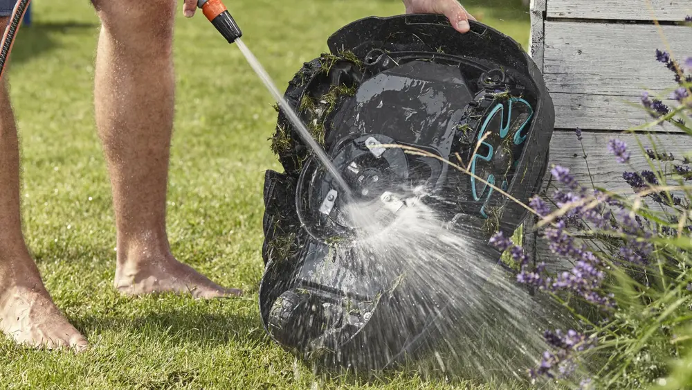 robotmaaier maairobot Gardena Sileno stille robotmaaier veilige onderhouden robot grasmaaier automatisch spoelen tuinslang blote voeten gras gazon lavendel border tuinhok tuinhuis mulchen mulching