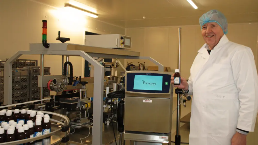 Zaakvoerder Jacques Tavernier van Primrose Laboratories bij bij de nieuwe inkjet printer en etiketteerlijn