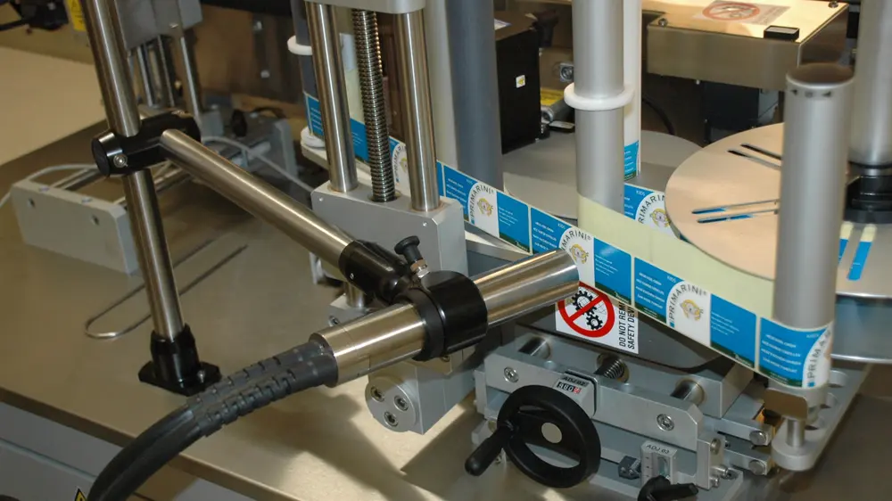 De Linx 8900 print het lotnummer en de vervaldatum op voorbedrukte etiketken