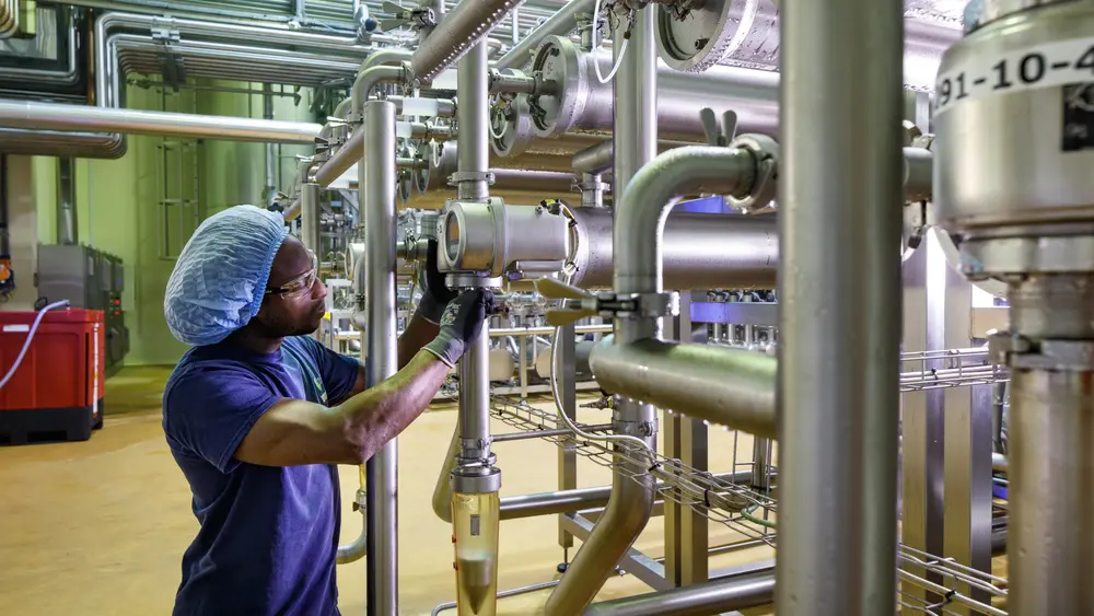 Hergebruikt water hoeft niet overal drinkwaterkwaliteit te hebben. In deze RO-installatie bij Milcobel levert indikking van de wei water op dat na zuivering onder meer bruikbaar is voor CIP-oplossingen, als voorspoelwater en als tussentijds spoelwater