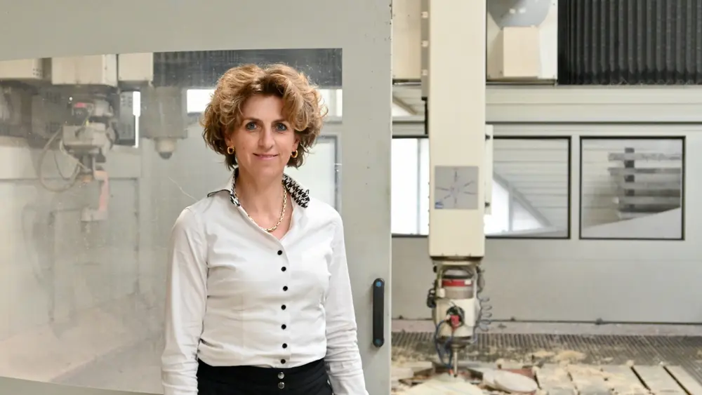 L&D Jet Techniek zaakvoerster Inge Lefevere voor de hoogportaal 5-assige hybridemachine, voor de bewerking van stukken tot 6 x 4 x 1,5 m