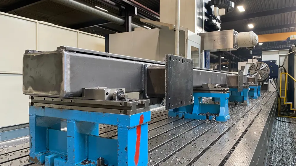 Met name bij het opspannen van meterslange werkstukken komt er een zeker mate van vakkennis en ervaring kijken