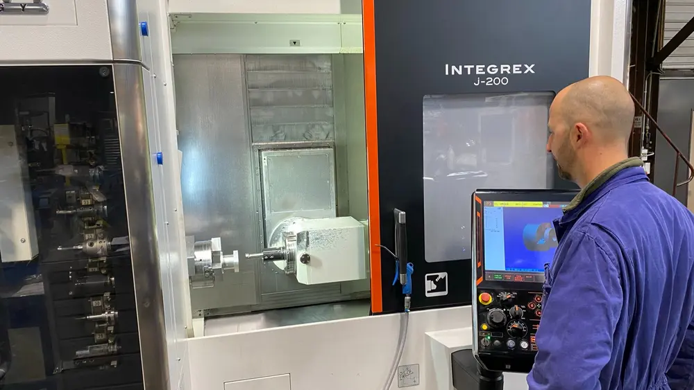 Het bedrijf beschikt over het machinepark om zowel het kleinere als het grotere draai- en freeswerk met een nauwkeurigheid tot 0,02 mm af te werken