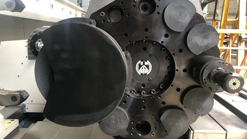 Dankzij het snelwisselsysteem kan de turret gemakkelijk worden gedemonteerd en vervangen worden door een boorbaarhouder, die special ontworpen is voor lange boorbaren.