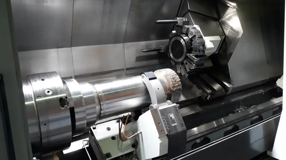 De hydraulische bril kan meelopen met de revolver, wat nauwkeurig evenwijdig draaien mogelijk maakt