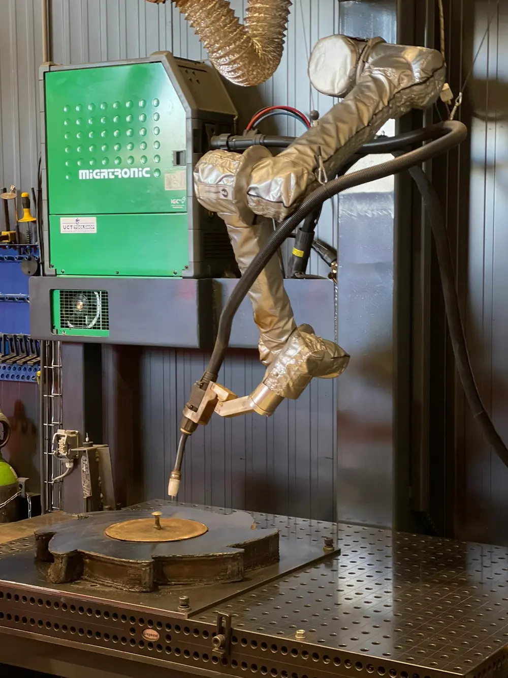 De Cowelder zorgt voor een consistentere laskwaliteit, behoeft geen afscherming, en biedt met zijn compacte karakter en uitgebreide montagemogelijkheden een kleinere voetafdruk dan conventionele lasrobots