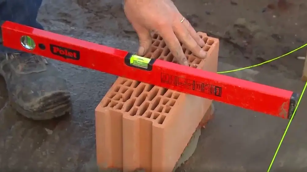 eerste steen basislaag metselwerk