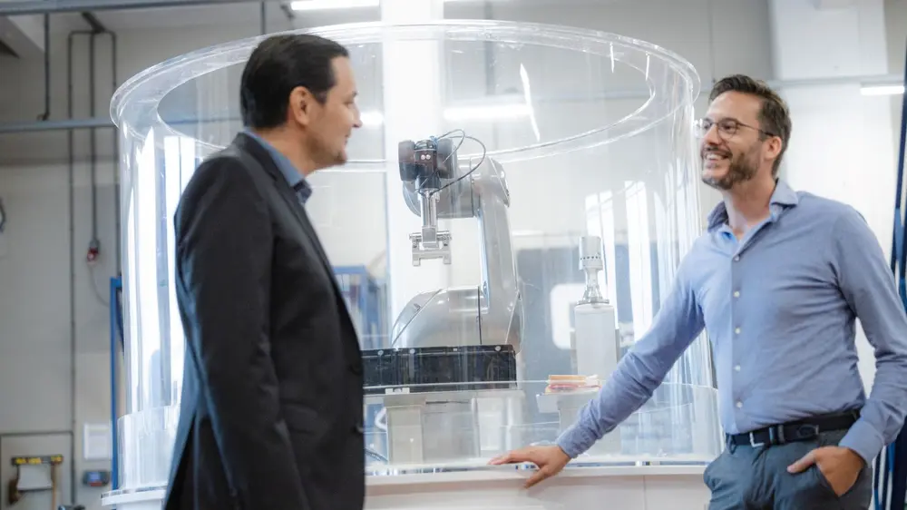 Laurent Mattheys, Director Stäubli Robotics Benelux en Bram de Vrught Business Manager bij QING