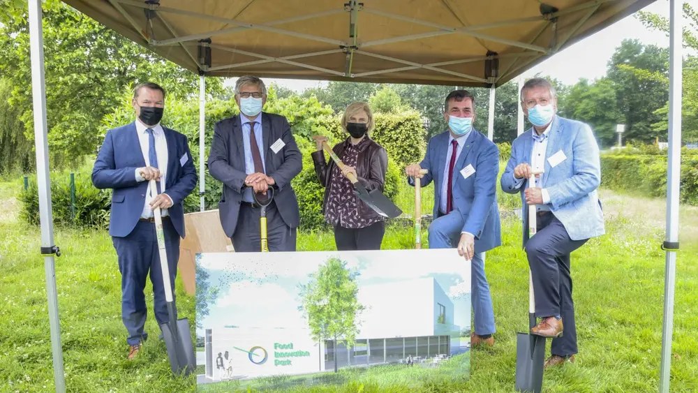 Vlaams minister voor Economie & Innovatie Hilde Crevits gaf samen met gedeputeerde Jean de Bethune, burgemeester Kris Declercq, Joris Hindryckx en Dirk Decoster op 30 juni de eerste spadesteek voor het eerste gebouw op het wetenschapspark ‘Food Innovation Park’ in Roeselare. Met de uitbouw van deze site investeert POM West-Vlaanderen in een nieuw state-of-the-art wetenschapspark met internationale uitstraling waar onderzoek naar voeding en gezondheid centraal staat.
