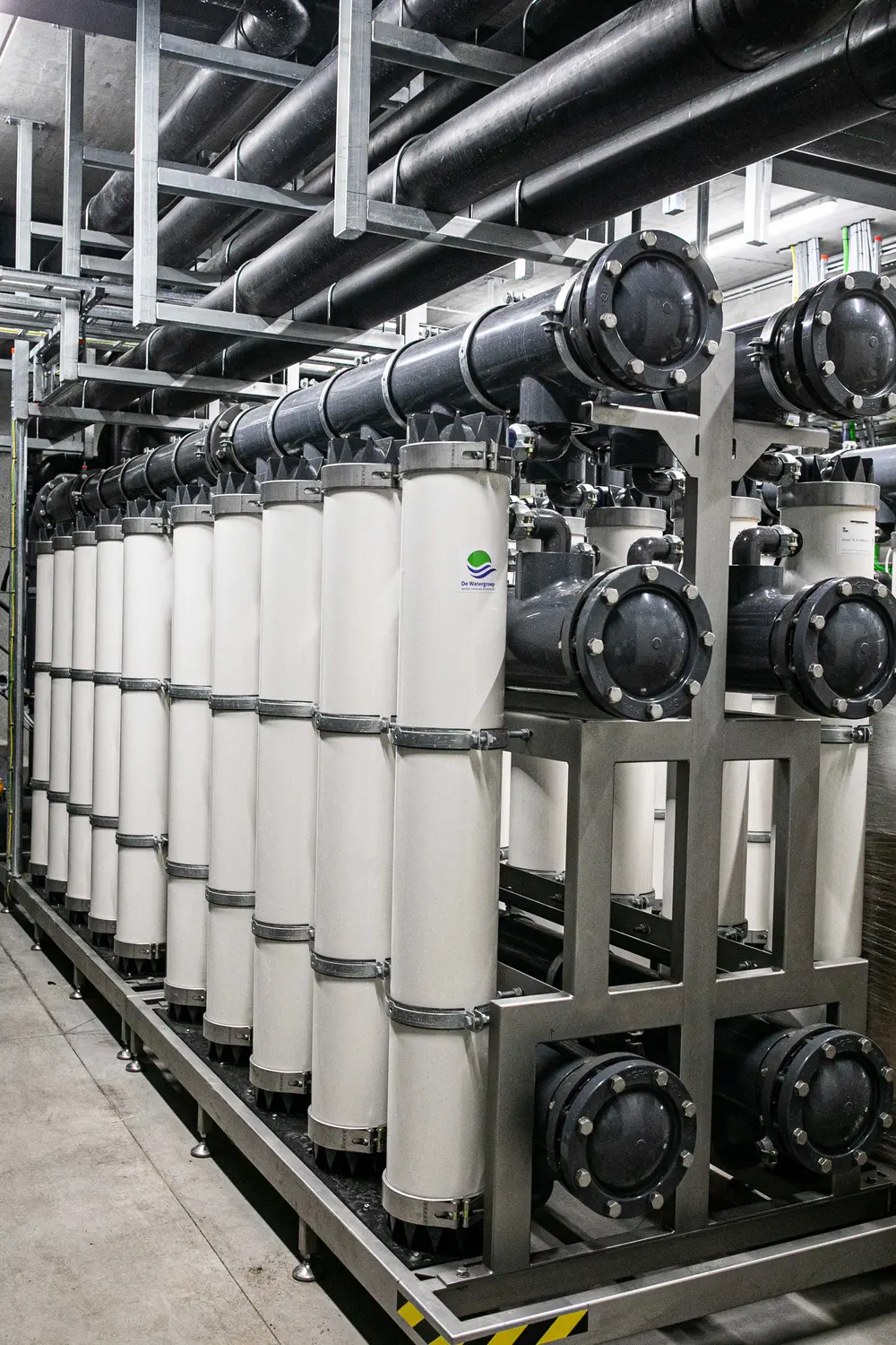 De waterhergebruikinstallatie combineert verschillende filtertechnieken, zoals groffiltratie, pijpflocculatie of vlokvorming, ultrafiltratie en omgekeerde osmose. Hierdoor voldoet dit water aan de normen voor drinkwater
