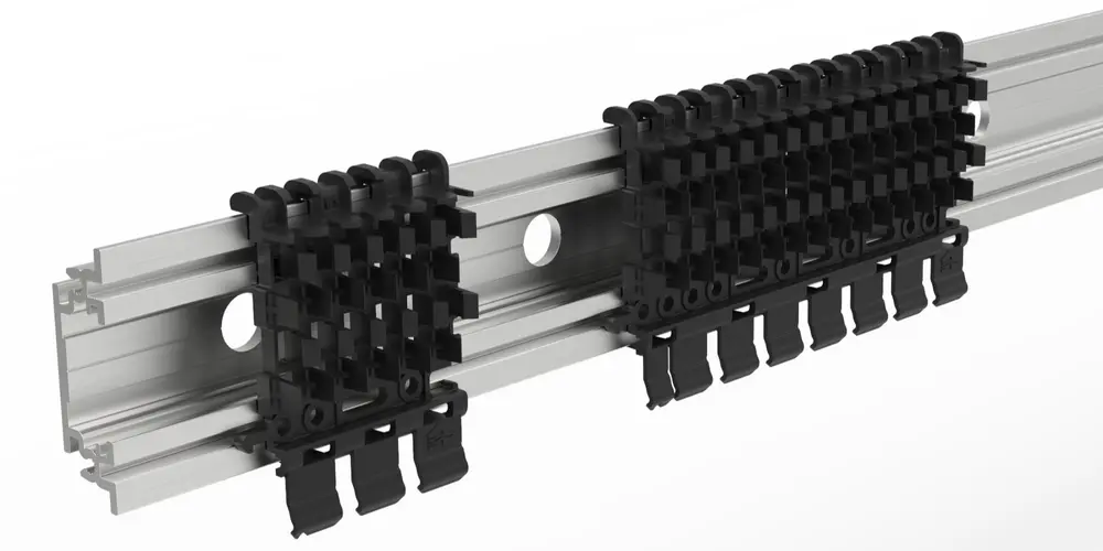 De profielen zelf worden onzichtbaar bevestigd met clips