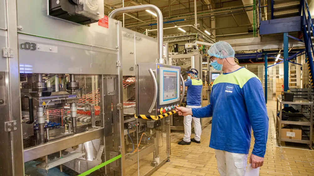 De werkwijze in deze 'Fabriek van de Toekomst' draagt volgens de directeur bij tot de betrokkenheid van de medewerkers bij hun dagelijkse taken