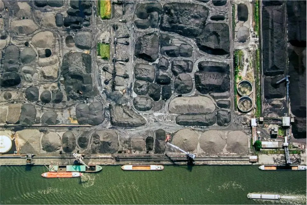 Luchtfoto van steenkoolbergen bij de haven van Gent.BEELD UNIVERSAL IMAGES GROUP VIA GETTY