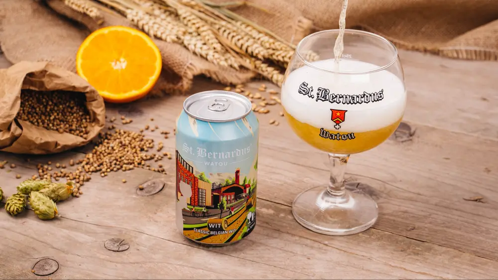 Het Wit-bier van St.Bernardus is zowel op fles als in blik verkrijgbaar. De blikken werden eerst uitgerold in de VS en later in de rest van de wereld