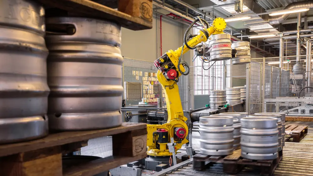 Palletisers kunnen worden ingezet om dozen en kratten, maar ook emmers of vaten te stapelen