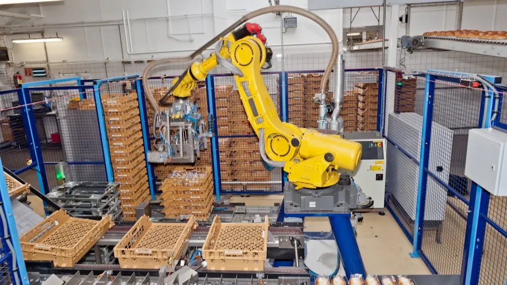 Industriële robots zijn sneller en krachtiger dan cobots, maar vereisen wel een hekkenwerk