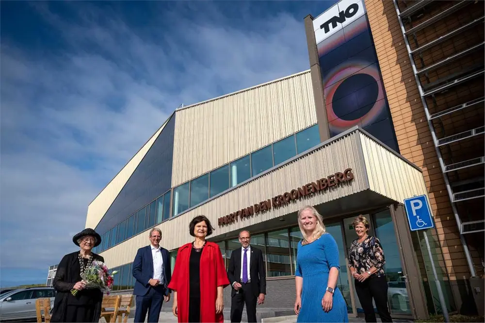 v.l.n.r.: Mevr. Van den Kroonenberg, Ton de Jong (TNO), Mevr. Van den Kroonenberg, Wim Sinke (TNO), Ilse Zaal (provincie Noord-Holland) en Marjan van Kampen (Burgemeester Schagen)