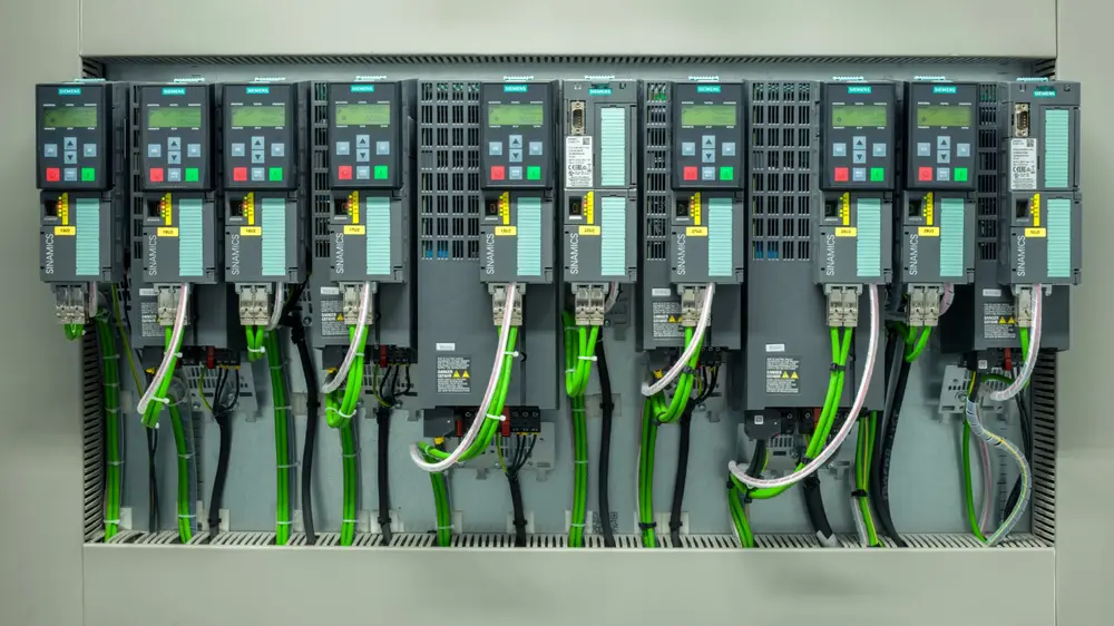 allemaal van hetzelfde G120-type, om via die standaardisatie het werk van de Technische Dienst van Farm Frites te vereenvoudigen bij eventuele storingen