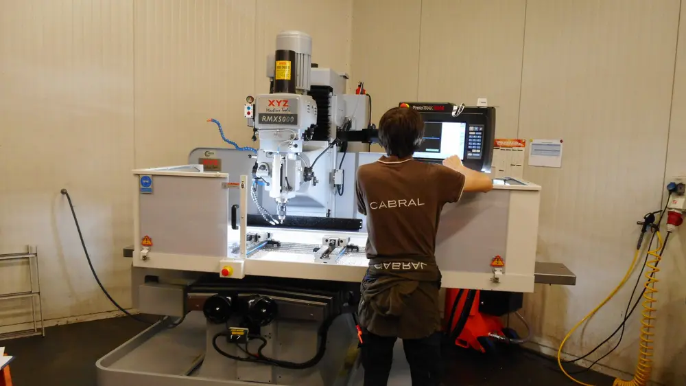 Cabral beschikt over een eigen werklpaats, waar het bedrijf zelf wisselstukken maakt