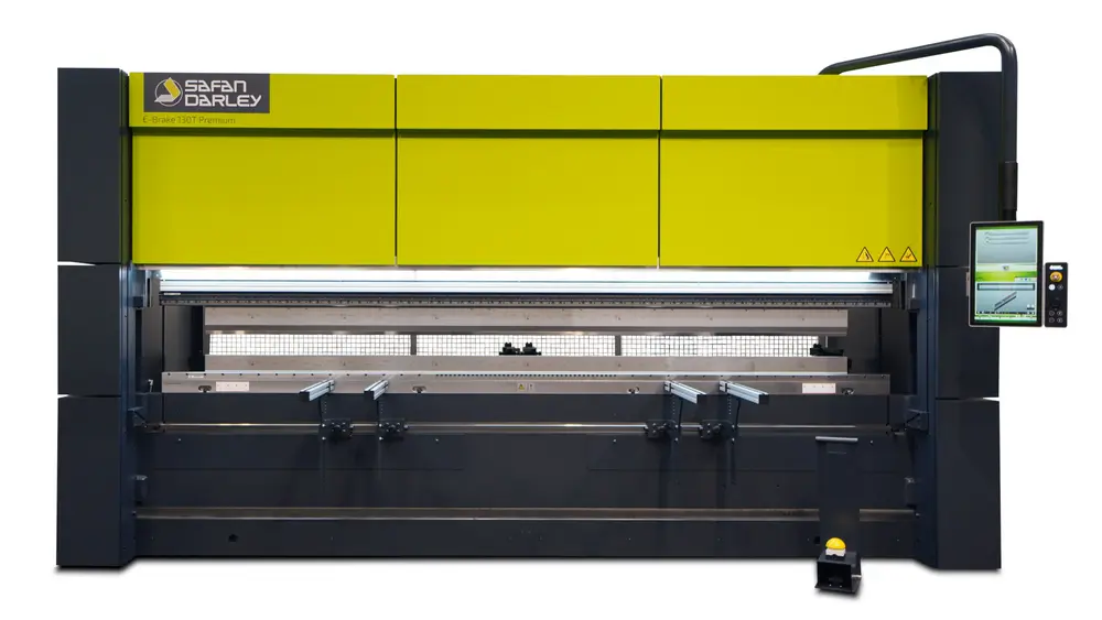 De elektronisch aangedreven (geluidsarme!) E-Brake 130T Premium biedt een 30% hogere productiviteit, tot 50% energiebesparing, een achteraanslag over de volledige werklengte en een gebruiksvriendelijke touchscreenbesturing