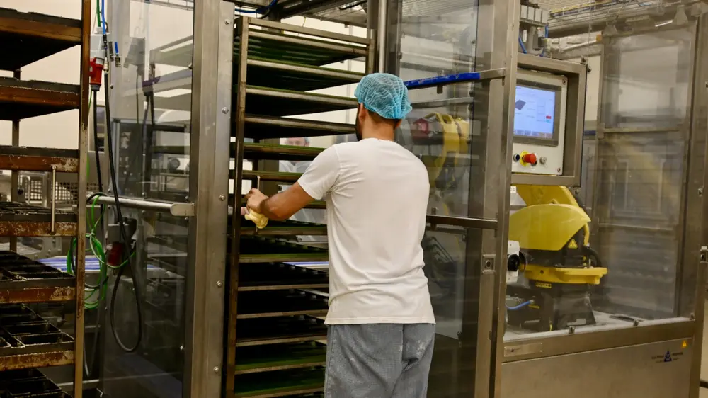 In plaats van continu volle bakplaten in de karren te schuiven, hoeft de medewerker nu alleen nog de karren te wisselen