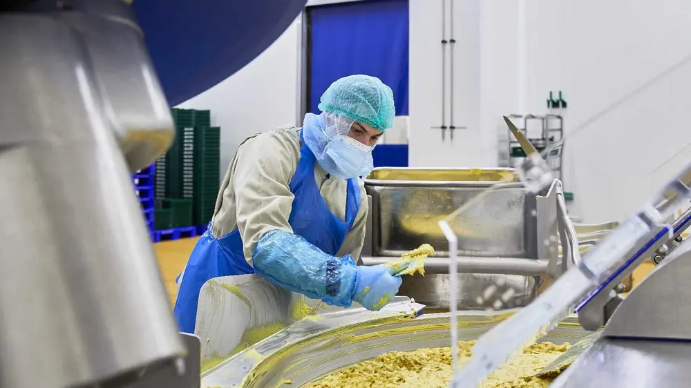 In de nieuwe productiehal wordt wekelijks ongeveer 55 ton smeersalades en sauzen geproduceerd