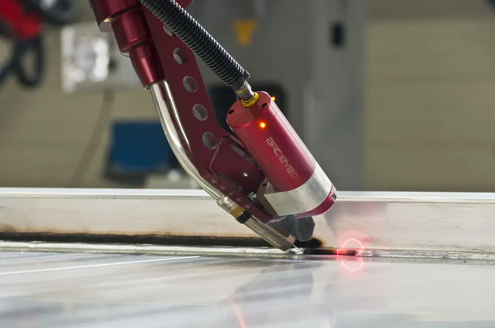 Met de Arc-Eye CSS lasercamera detecteert de robot perfect positieafwijkingen van de lasnaad en past hij zijn traject realtime aan