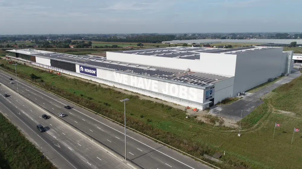 Achter de 380 m lange façade langs de E17 gaat een state-of-the-art productiesite schuil