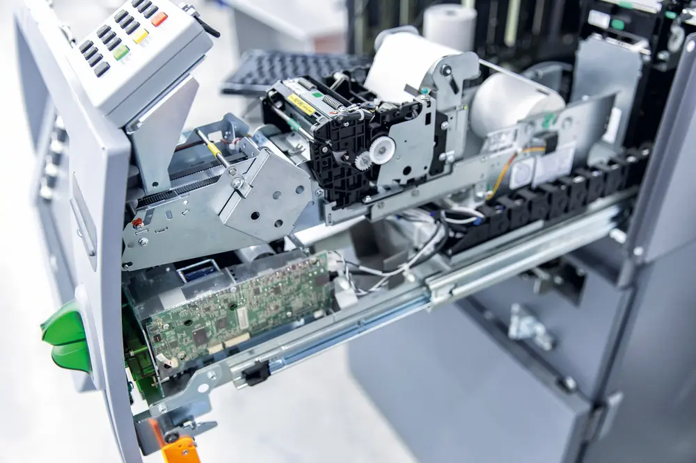 De nombreuses machines équipées de boîtes de commutation se trouvent à l'extérieur, exposées aux intempéries et au vent