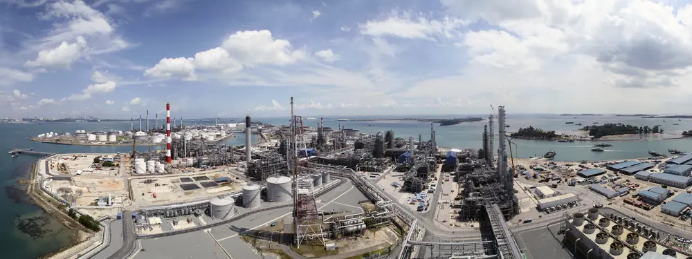 Het Shell Eastern Petrochemicals Complex in Singapore, een van de grootste fabrieken voor de productie van etheenglycol via het Omega proces